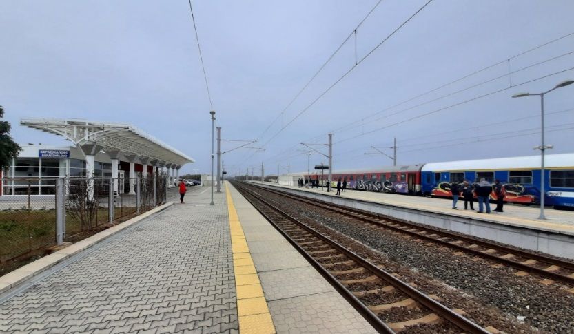 Три влака бяха блокирани заради инцидент на гара Караджалово. С