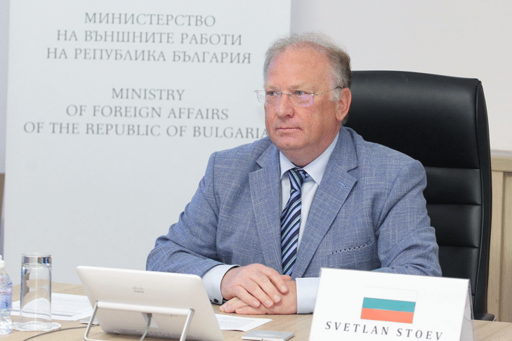 Министърът на външните работи Светлан Стоев разговаря по телефона с