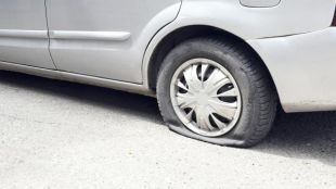 Мъж с психични отклонения е продупчил гумите на 18 автомобила