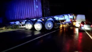 Движението е затрудненоТежкотоварен камион е катастрофирал в Кресненското дефиле пътят