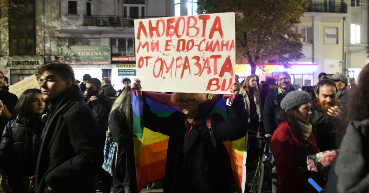 ЛГБТИ на протест пред Съдебната палата след нападението в столицата