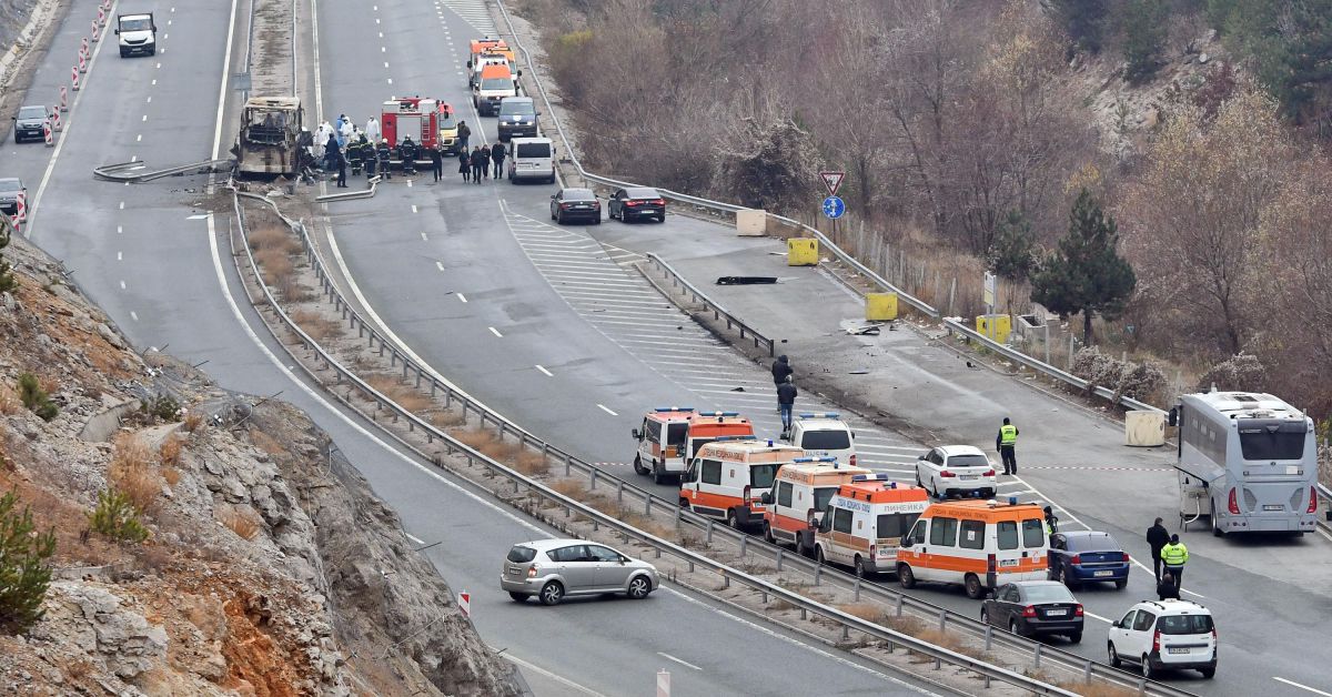 Телата на загиналите при автобусната катастрофа на АМ „Струма“ на