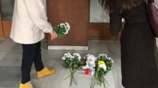 Граждани положиха цветя пред посолството на Република Северна Македония в