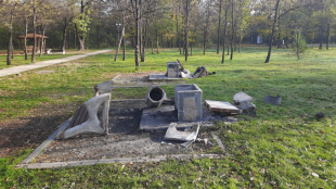 Неизвестни извършители изпочупиха пейки и барбекюта в пловдивския парк Лаута