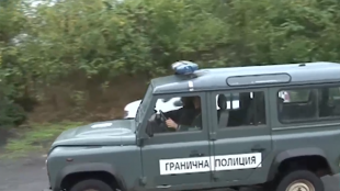 Гранични полицаи от ГПУ Бургас задържаха микробус с 26 незаконни мигранти