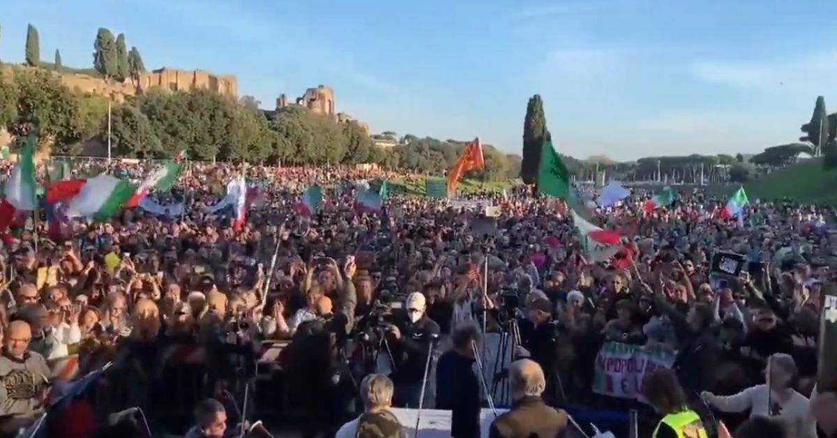 Граждани в Рим излязоха на протест срещу зеления сертификат, доказващ