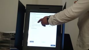 Възрастен мъж се е опитал да блокира машина за гласуване