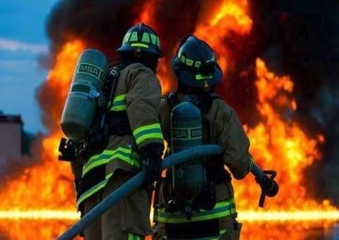 10 души, включително три малки деца, загинаха при пожар в