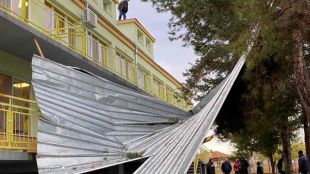 Силен вятър отнесе покрива на детската градина в Ново село