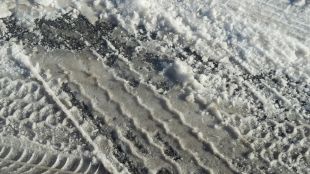 Сняг вали на прохода Шипка Заради вятъра видимостта е намалена