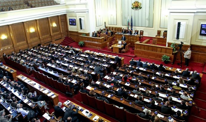 Парламентът намали окончателно състава на КЕВР от девет на пет