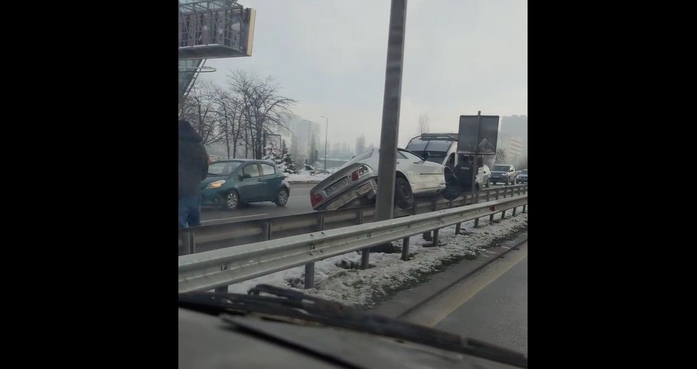 Лек автомобил „кацна” на мантинела на „Цариградско шосе” в София.