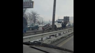 Лек автомобил кацна на мантинела на Цариградско шосе в София