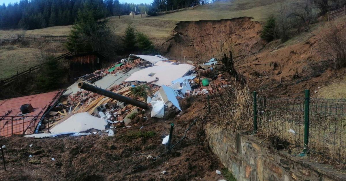 Триетажна къща се срути в Смолянското село Стойките заради обилните