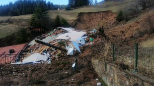 Триетажна къща се срути в Смолянското село Стойките заради обилните