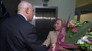 Главният прокурор Иван Гешев подари голям букет с цветя на