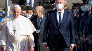 Главата на Римокатолическата църква папа Франциск отпътува от Кипър и