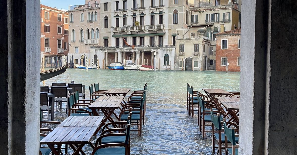 Прииждащите води отново наводниха Венеция. Прочутият площад Сан Марко е
