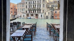 Прииждащите води отново наводниха Венеция Прочутият площад Сан Марко е