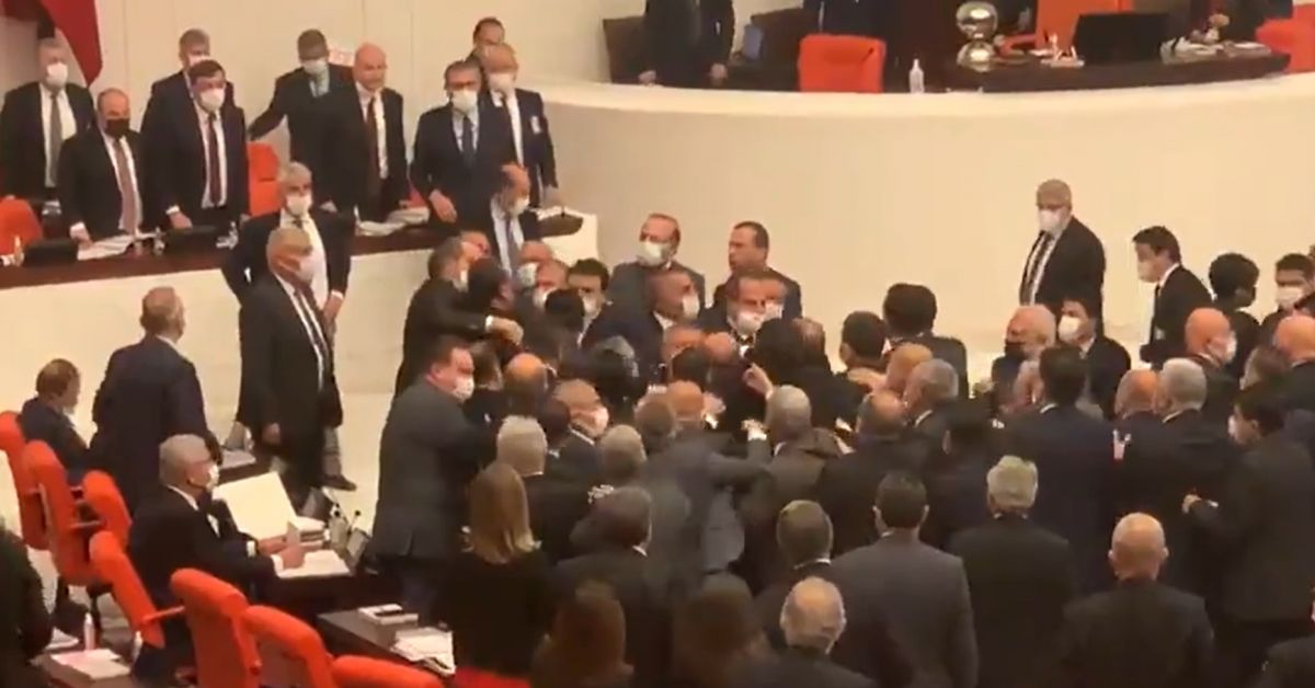 Депутати в турския парламент се сбиха по време на изслушвания