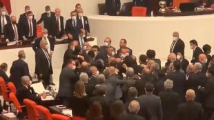Депутати в турския парламент се сбиха по време на изслушвания