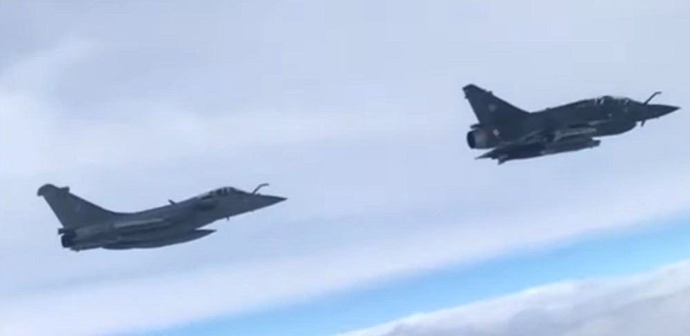 Руските изтребители Су-27 са вдигнати във въздуха, за да ескортират
