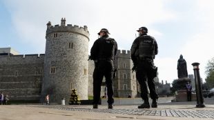 Въоръжен мъж е арестуван тази сутрин на територията на замъка