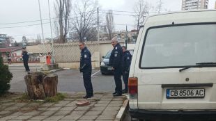Полиция заварди входа на редакцията на Труд на ул Лъчезар