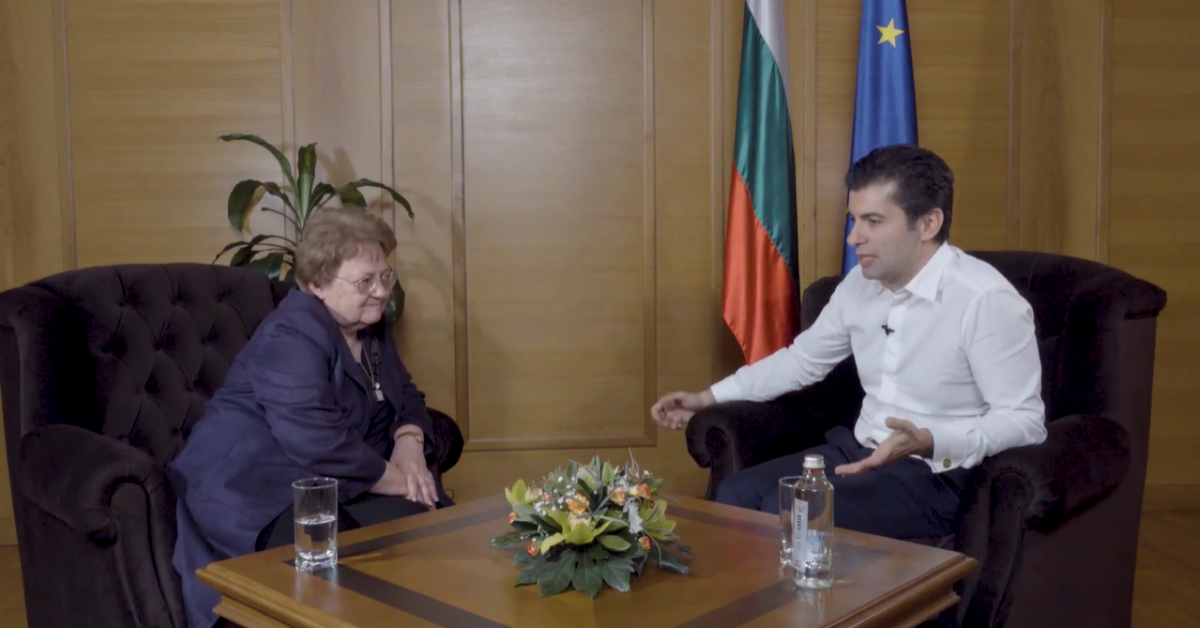 Премиерът Кирил Петков проведе 40-минутен разговор пред камери със съветника
