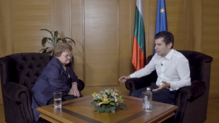 Премиерът Кирил Петков проведе 40 минутен разговор пред камери със съветника
