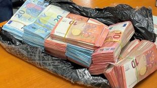 Митнически служители на Териториална дирекция Митница Бургас откриха недекларирана валута