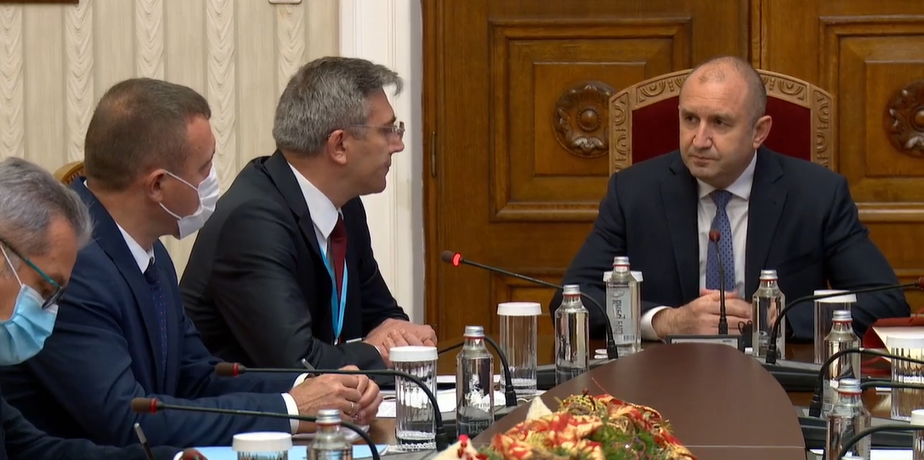 Представители на ДПС влязоха на разговори при президента Румен Радев