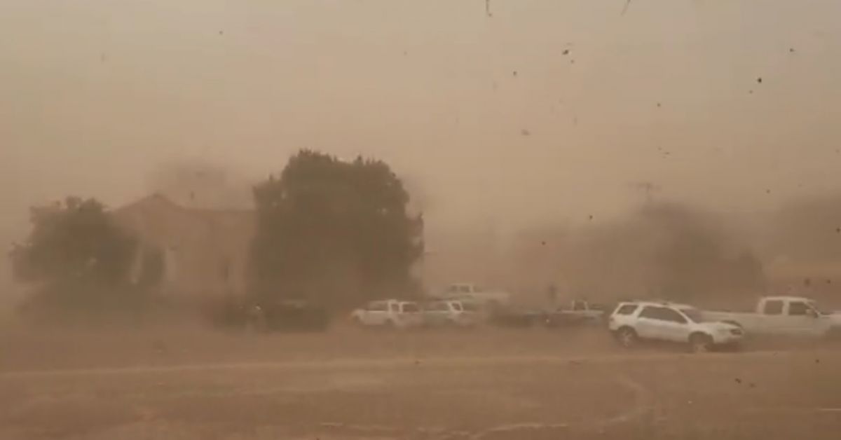 Ураганен вятър и прашна буря връхлетяха американския щат Колорадо.Властите съобщиха,