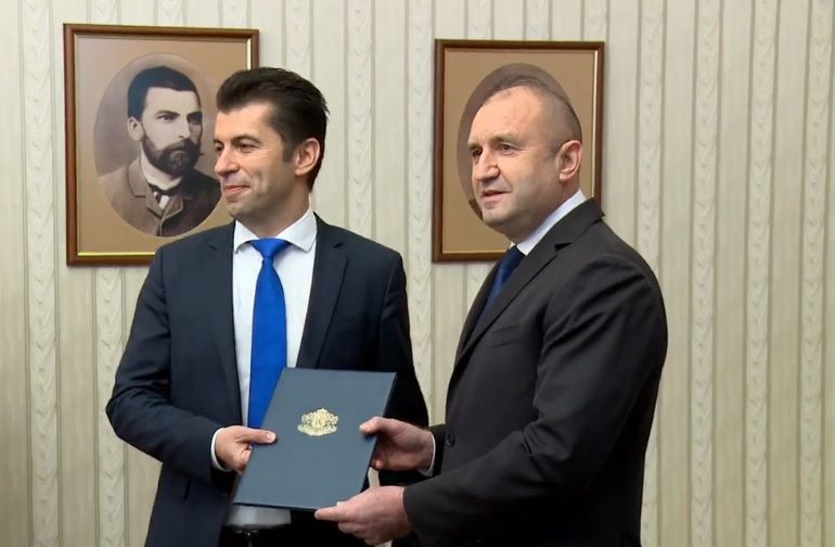 Президентът Румен Радев връчи мандата за съставяне на правителство на
