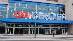 Водещият на CNN Крис Куомо е отстранен временно от длъжност