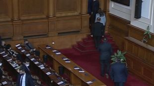Демонстративно депутатите от ПГ на ГЕРБ напуснаха пленарната зала по
