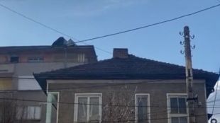 Силен вятър вдигна части от ламаринен покрив на жилищен блок