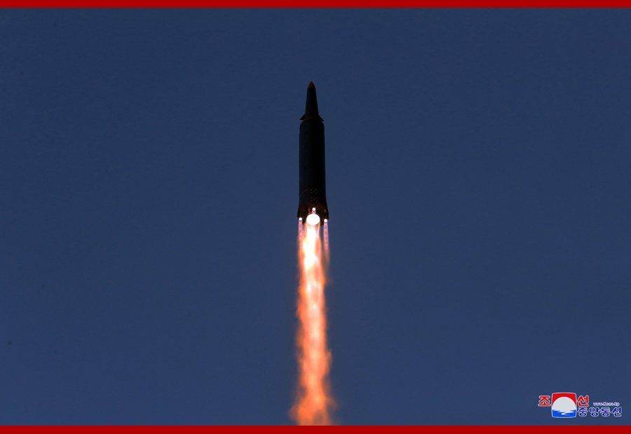 Северна Корея е изстреляла две балистични ракети с малък обсег