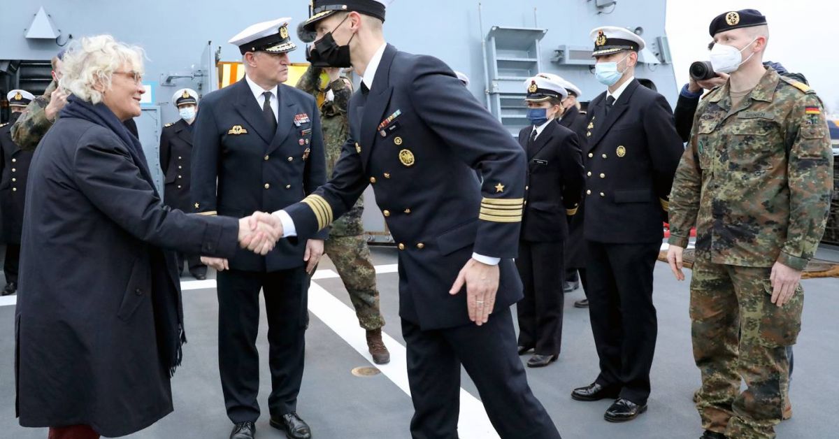 Командващият Военноморските сили на Германия вицеадмирал Кай-Ахим Шьонбах подаде оставка,