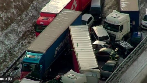 Снежната буря в Чехия предизвика масова катастрофа на автомагистрала Д5,