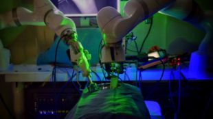 Роботите които помагат на лекарите да извършват операции се превърнаха