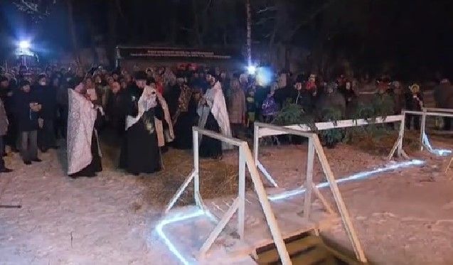 Православните християни в Русия отбелязват Богоявление с потапяне в ледени