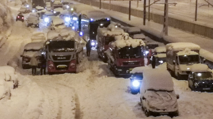 Невероятно! Граждани се опитват да заклещят превозните си средства в  Атина, за да получат компенсацията