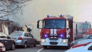 Две противопожарни коли и шестима огнеборци гасят пожар в района