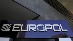 Европейски правоохранителни органи иззеха повече от 1500 преправени на бойни