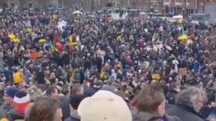 Хиляди протестираха в Нидерландия срещу противоепидемичните мерки (СНИМКИ И ВИДЕО)