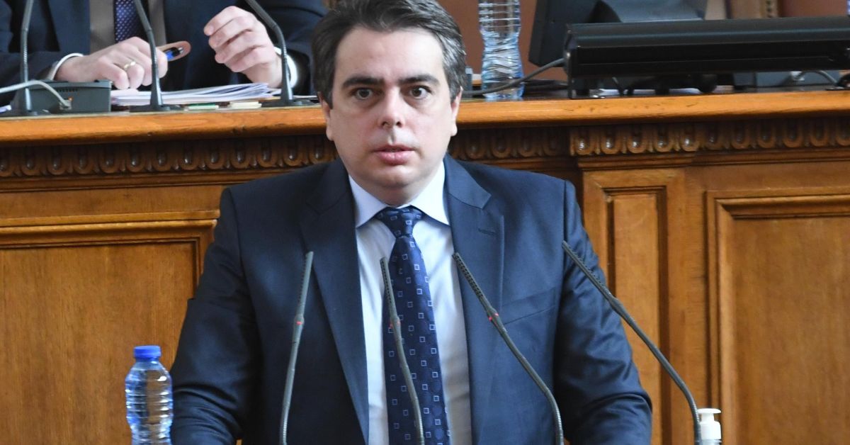 Асен Василев внася до седмици проекта в парламентаЮристи пред „Труд”: