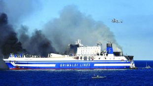 Огнен ад на борда на италианския ферибот Юрофери Олимпия Спасен млад