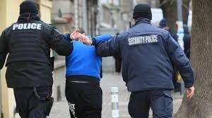 Представял се за социална работничка Полицаи от СДВР са задържали травестит
