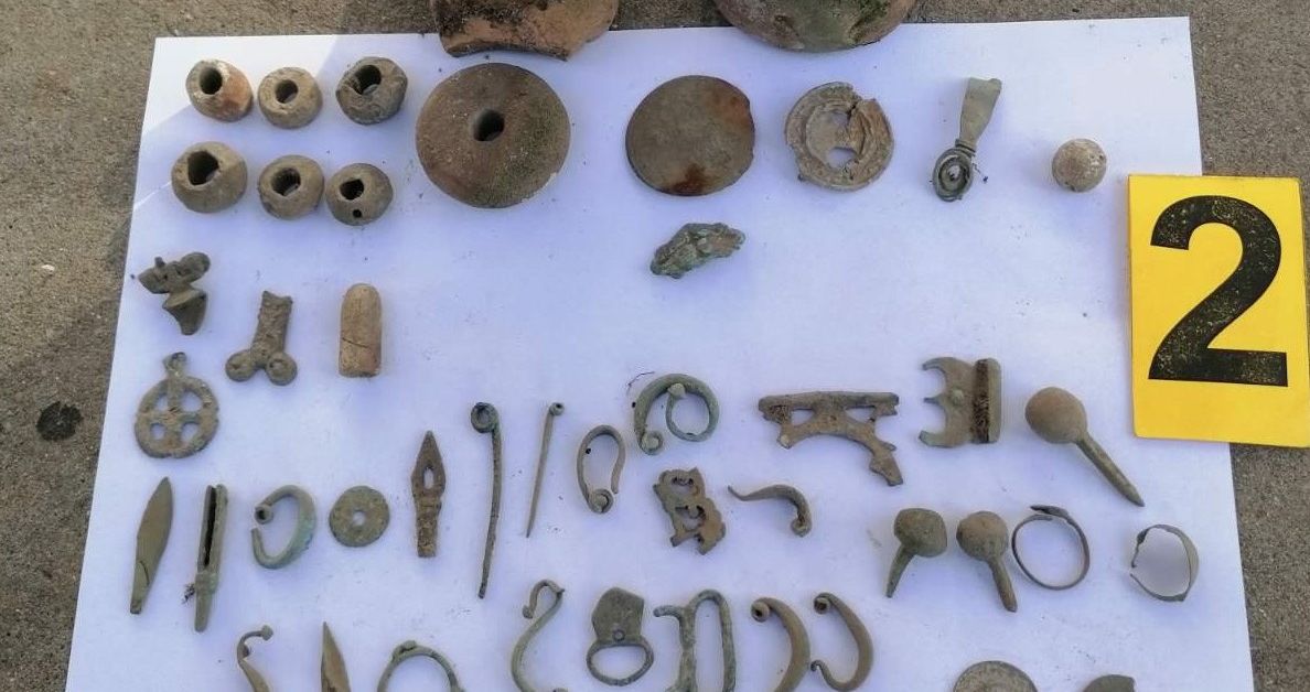 Гранични полицаи намериха укрити археологически ценности. При претърсване на жилище